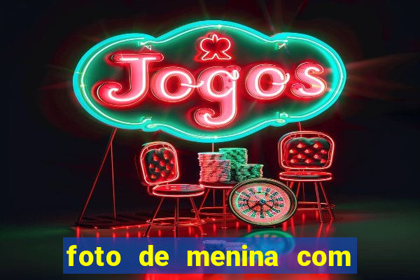 foto de menina com cabelo cacheado no espelho