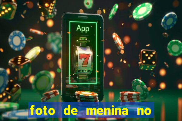 foto de menina no espelho cacheada