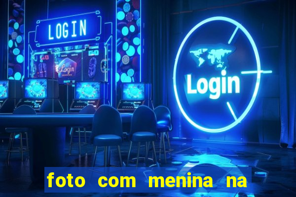 foto com menina na cama fake